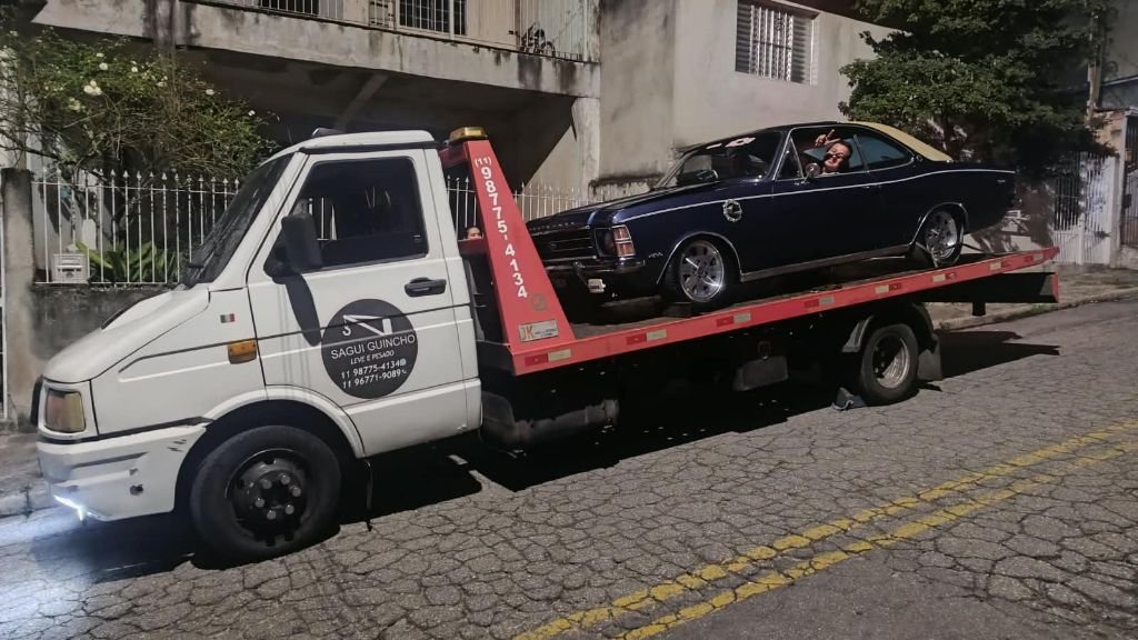 Carro clássico preto sobre o guincho SAGUI