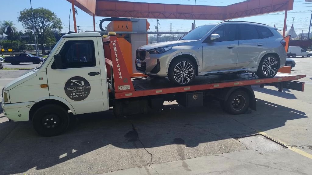 SUV transportado na plataforma da SAGUI GUINCHO